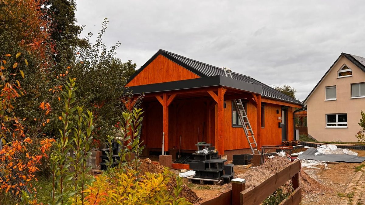 Von RS Hausservice aufgebauter Carport mit Holzständern und Metalldach
